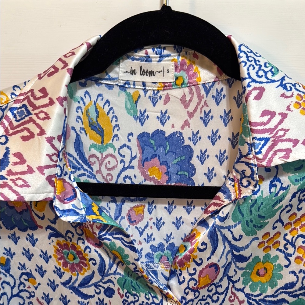 Colorful Floral Button-Up Blouse - Picture 2 of 4